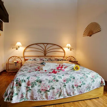 Soiano Sleeps 5 Pool Air Con Villa Soiano Del Lago